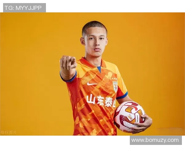 鲁能与恒大激战21轮争夺榜首荣耀双方球员全力以赴展现足球魅力