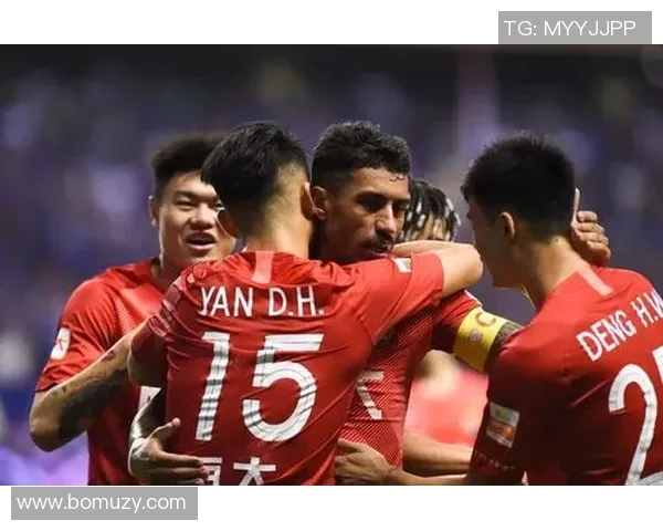 恒大与上海申花激战正酣争夺中超联赛关键三分的精彩对决